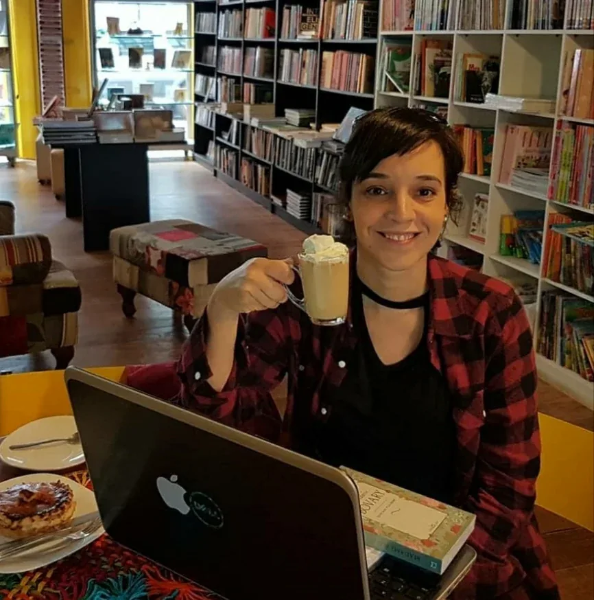 Nane trabalhando na revisão editorial